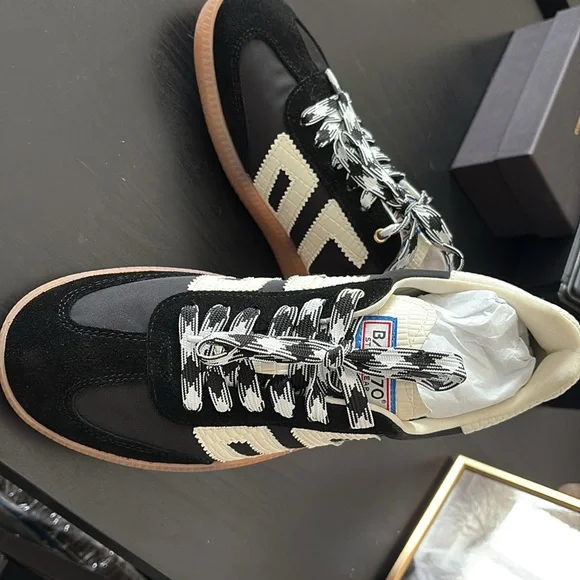 Back 70 cloud sneakers. Black and white. Size 9. - Picture 2 of 5